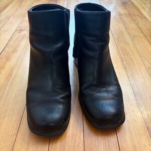 White MTN. Fairchild Black Leather Block Heel Ankle Boots Side Zip 7M 90484Z